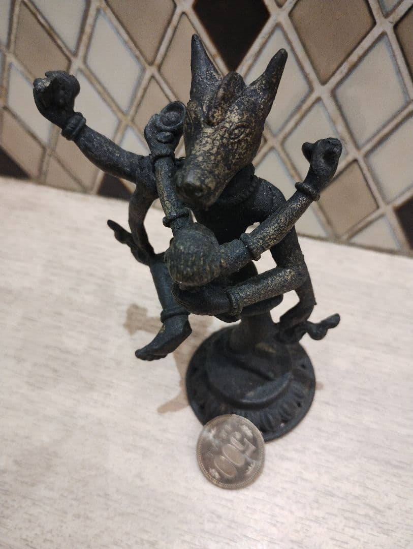 多腕の神話的金属像