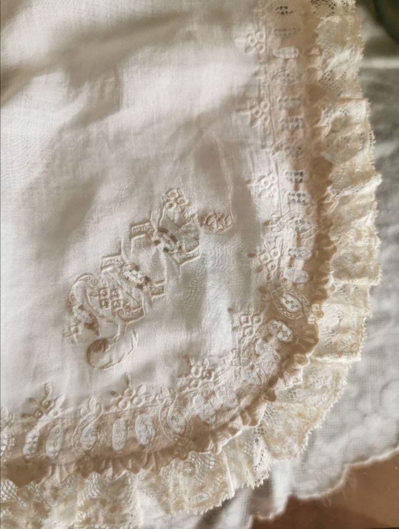 アンティーク 奇跡の極細糸刺繍 極小盛上げスカラップ 美しいウェディングハンカチ