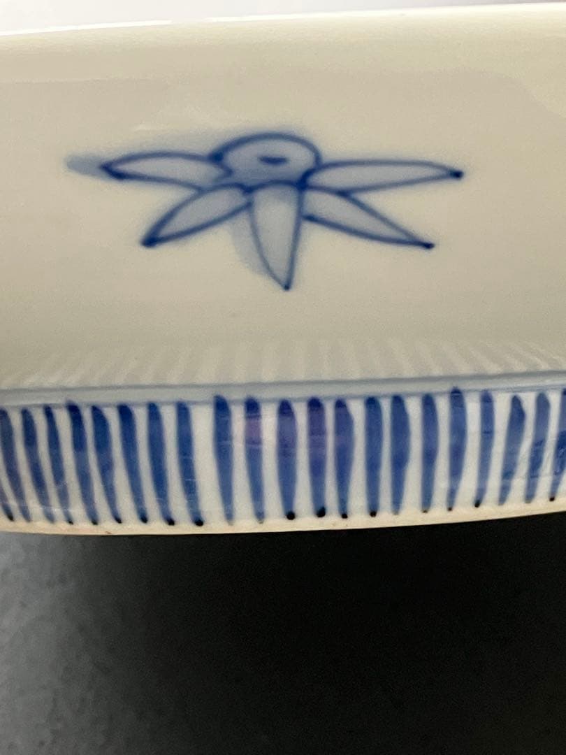 櫛高台の孔雀と花の模様の皿