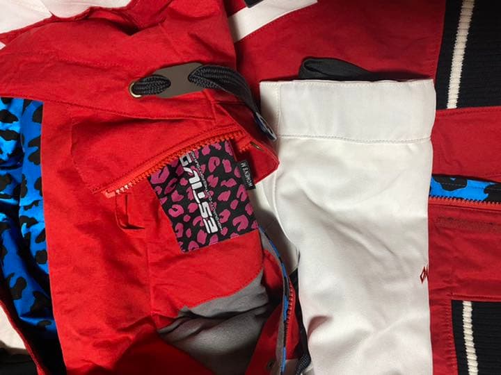 スキー　ウエアーMサイズ　ズボンLサイズ　レディース　新品未使用