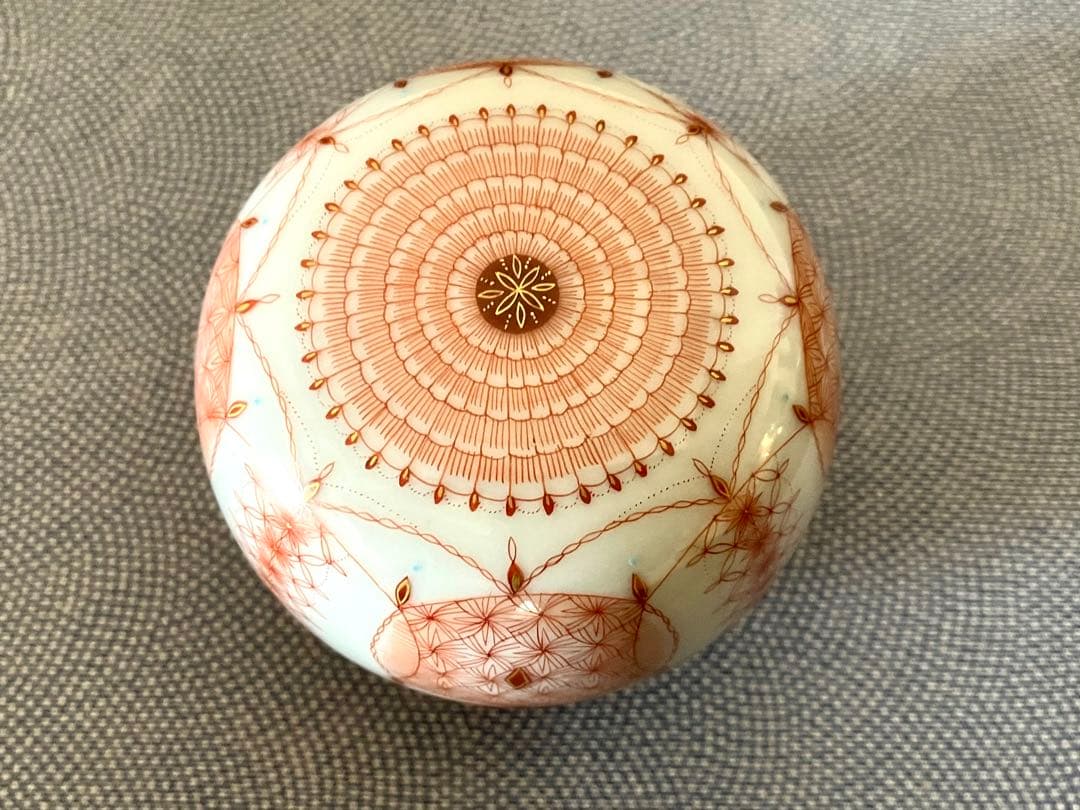 見附正康作　香合　赤絵細描小紋