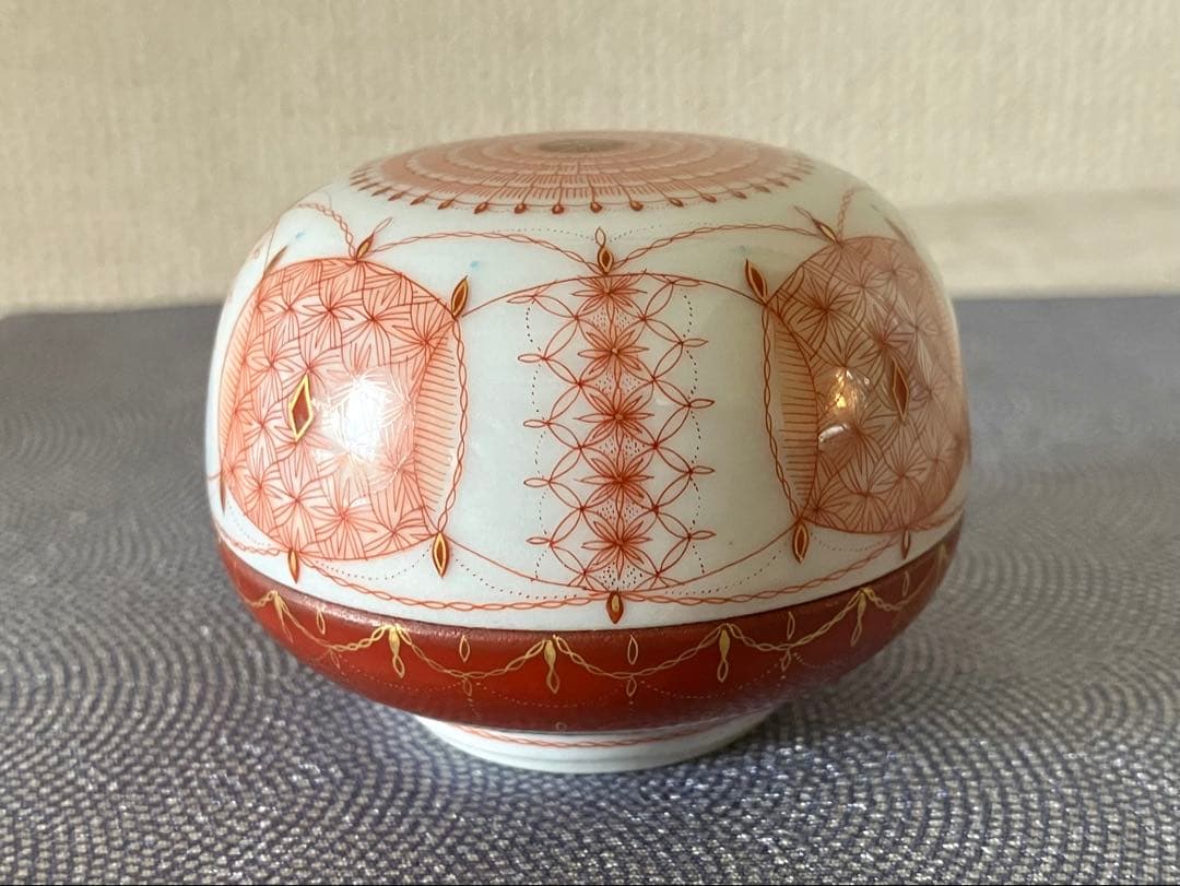 見附正康作　香合　赤絵細描小紋