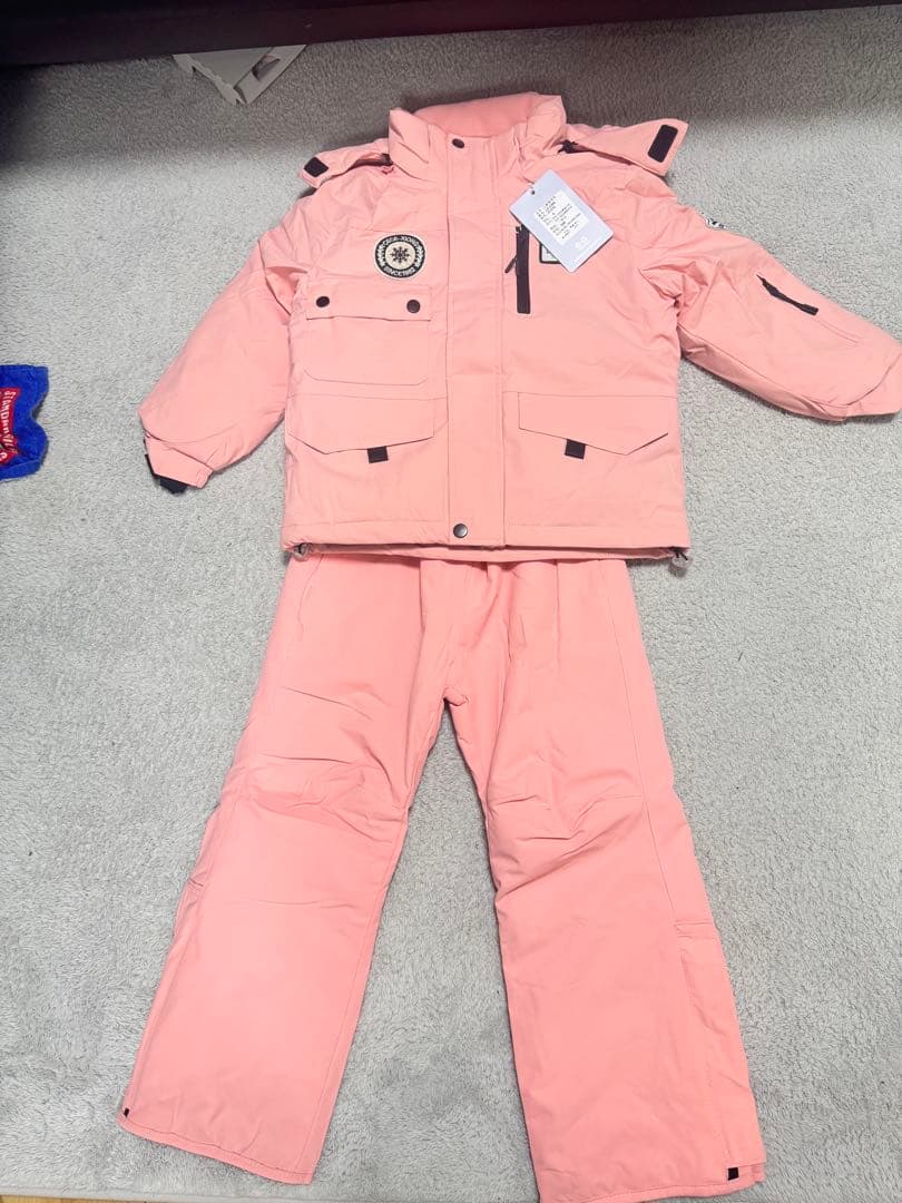 新品 キッズ ピンク色スキーウェア 上下 120cm スキーゴーグルなど4点付き