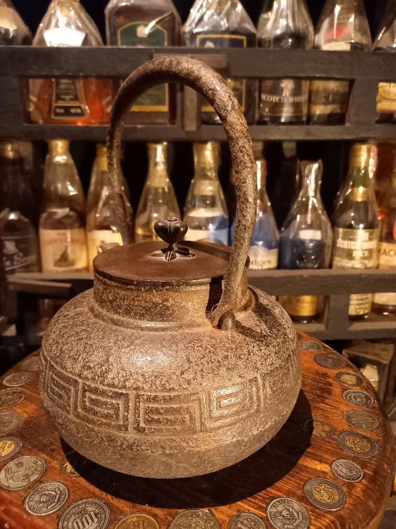 年代物　骨董　鉄瓶　龍文堂造匤　裏蓋刻印　八卦　柄　模様