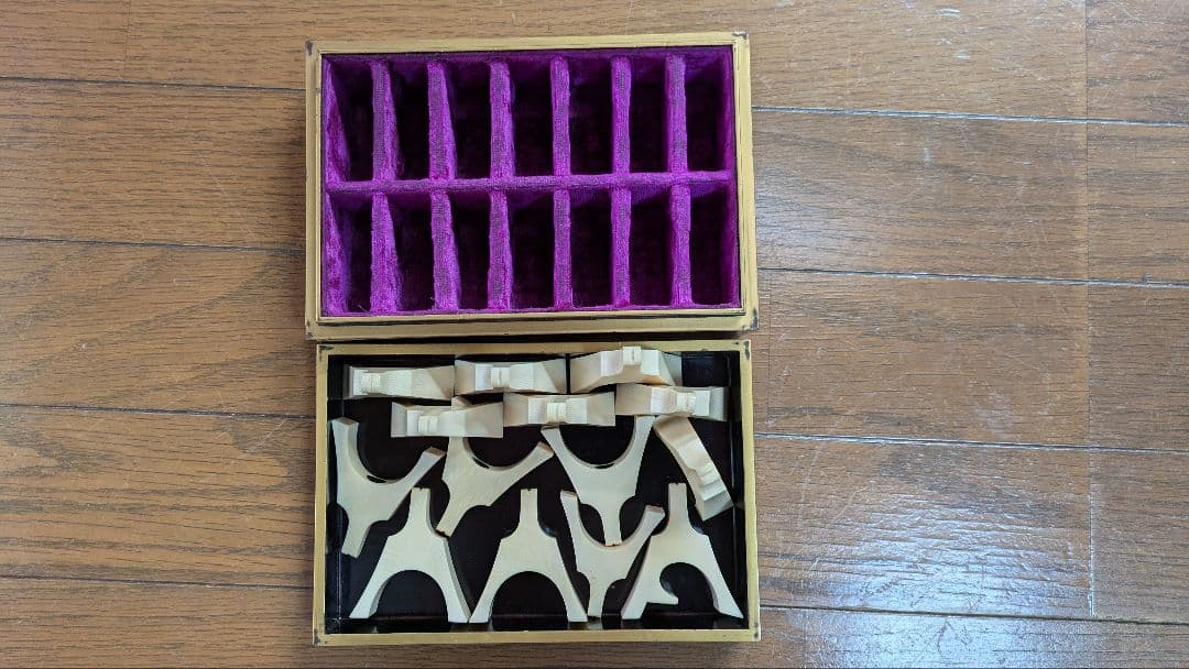 十三絃箏 上掛け式油箪 天然素材の 琴柱. 天然素材の琴柱用ケース