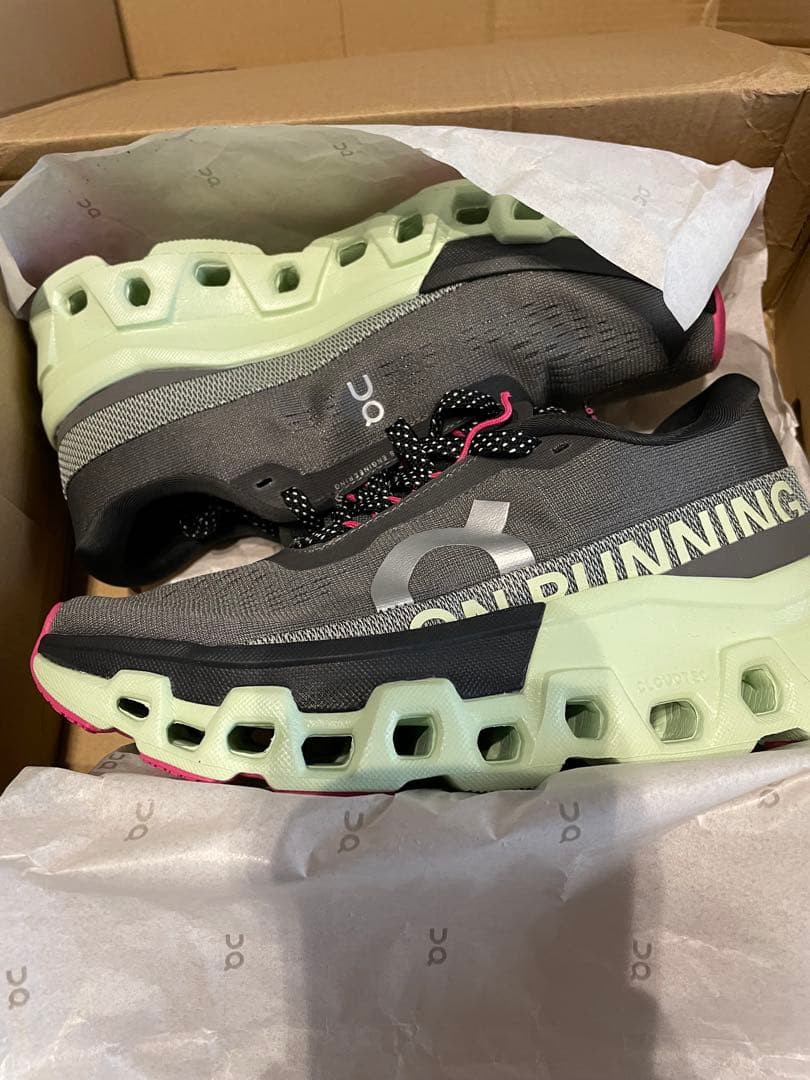 On Cloudstratus 2 23センチ