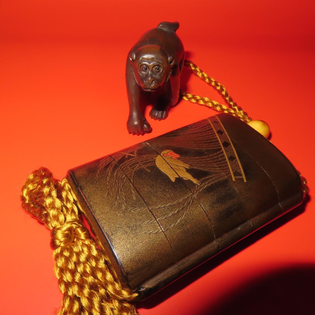 猿回し蒔絵印籠（根付　猿）