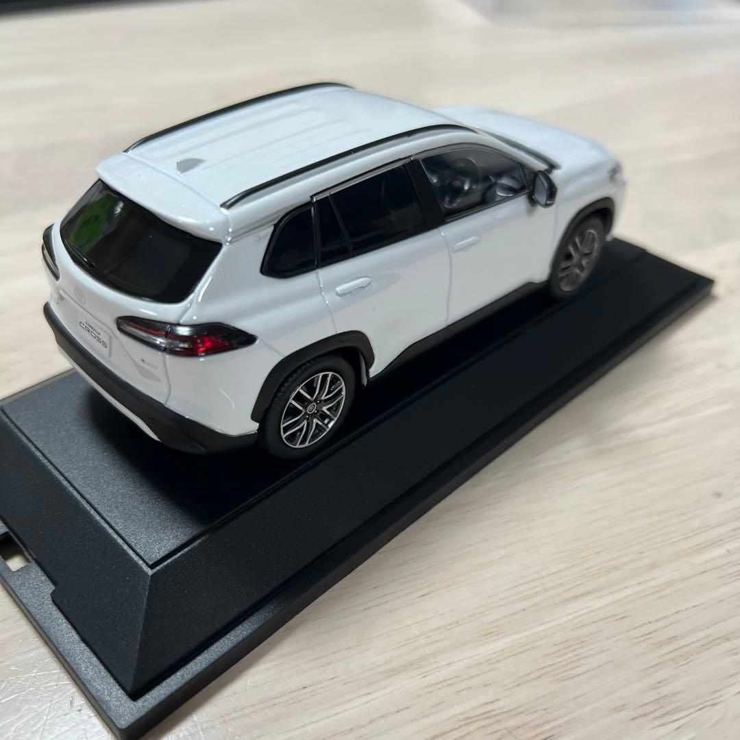 新型カローラクロス　ミニカー　プラチナホワイトパールマイカ