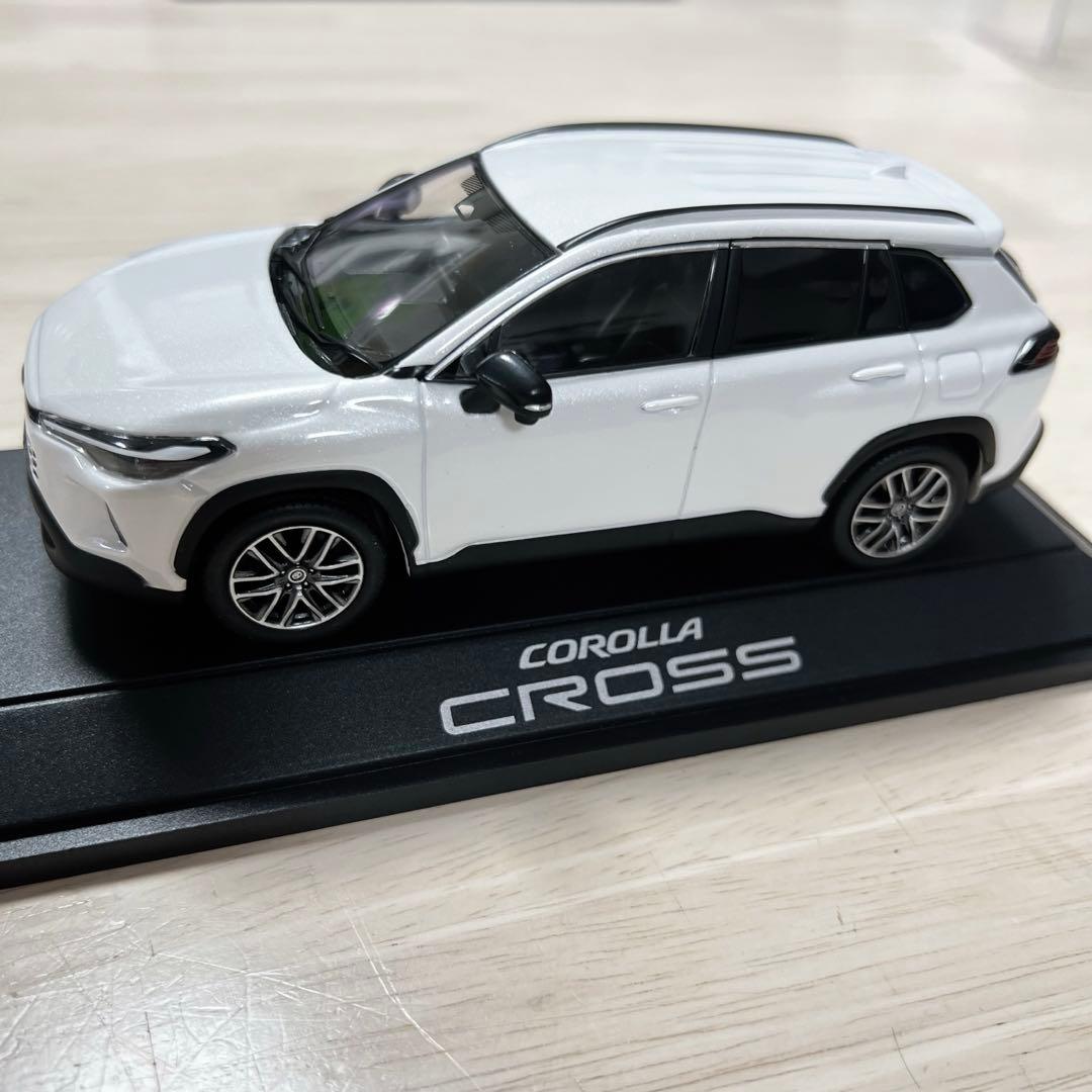 新型カローラクロス　ミニカー　プラチナホワイトパールマイカ