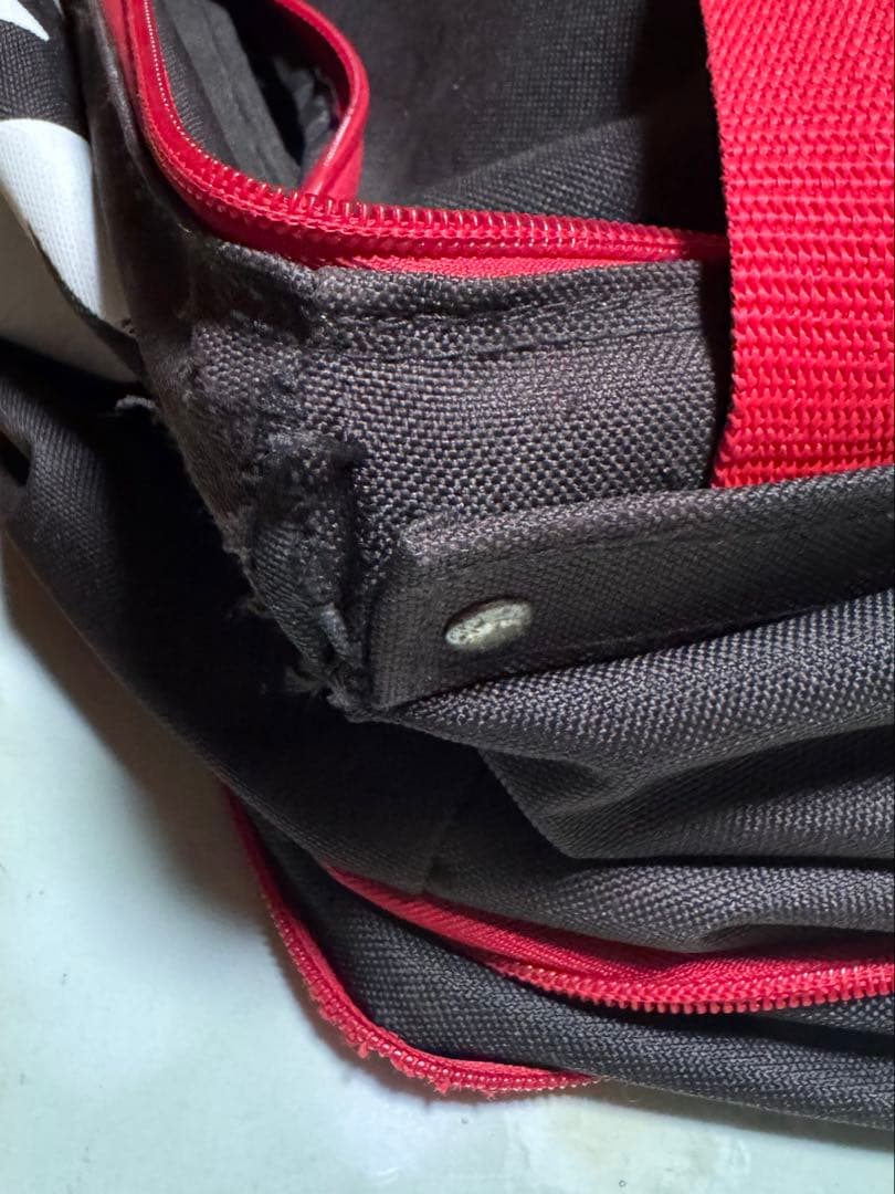 硬式テニスボールとバッグ