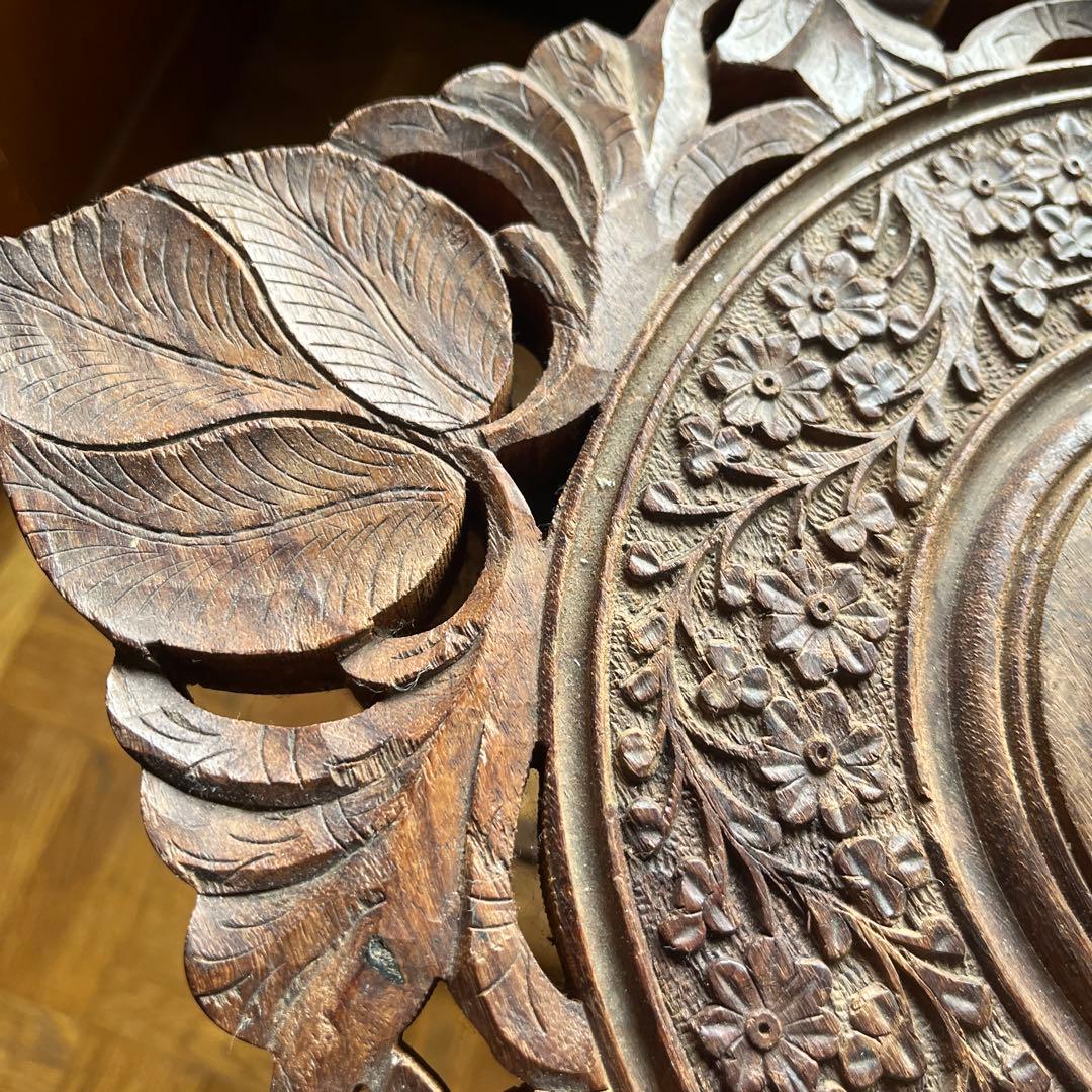 オシャレな木製彫刻テーブル