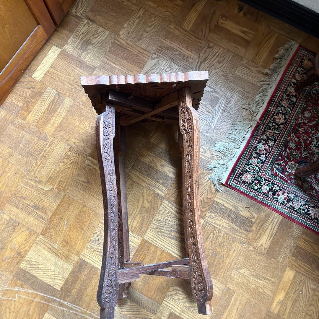 オシャレな木製彫刻テーブル