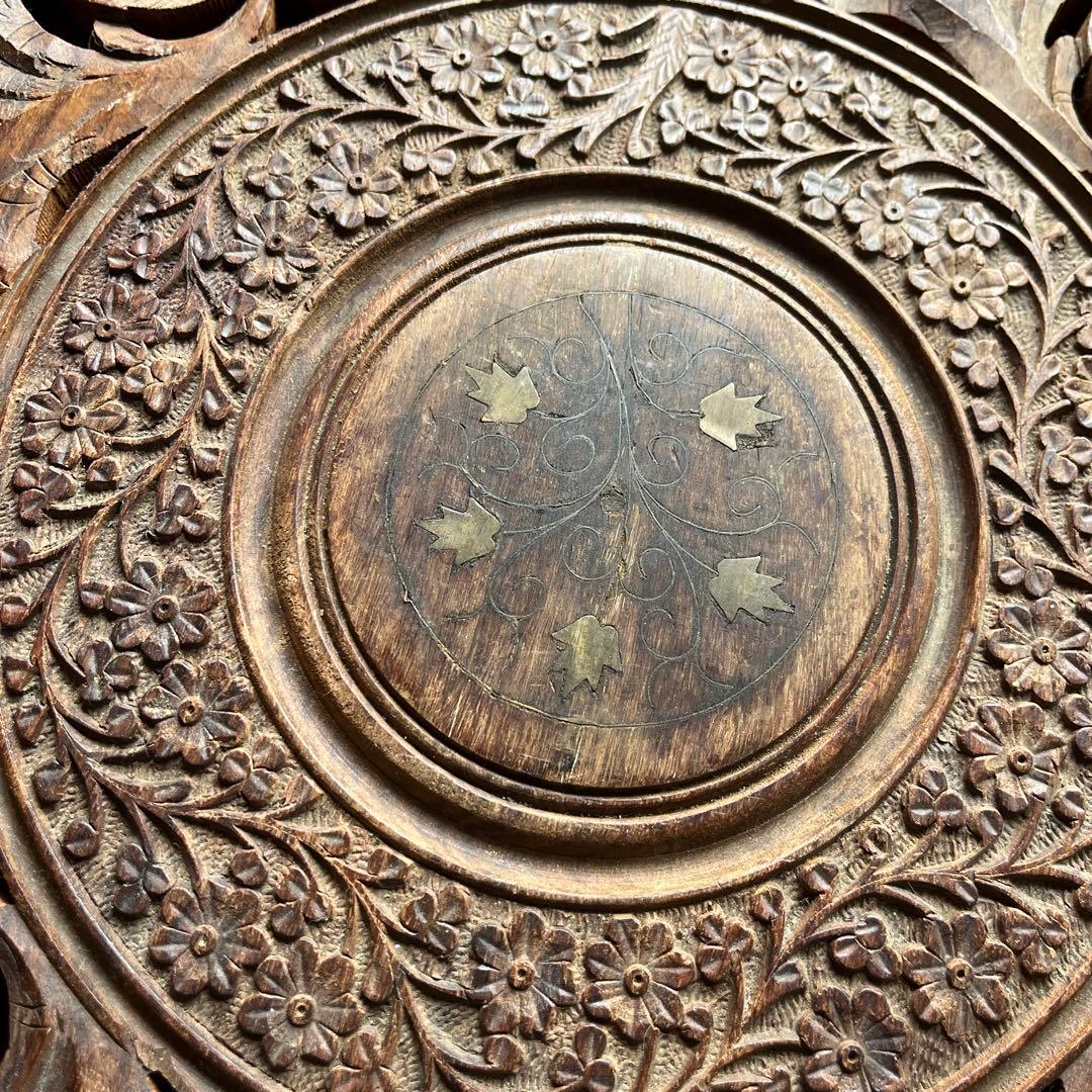 オシャレな木製彫刻テーブル