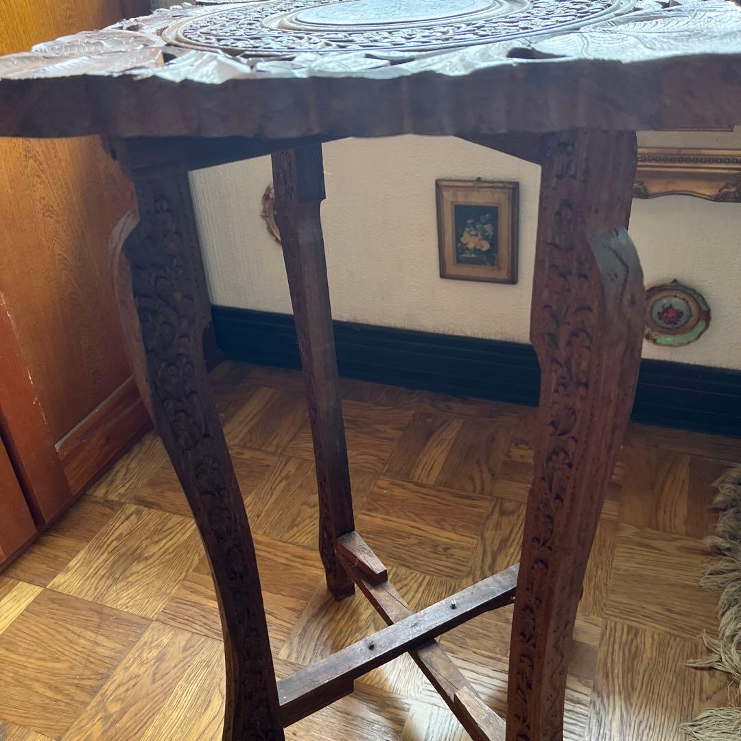 オシャレな木製彫刻テーブル