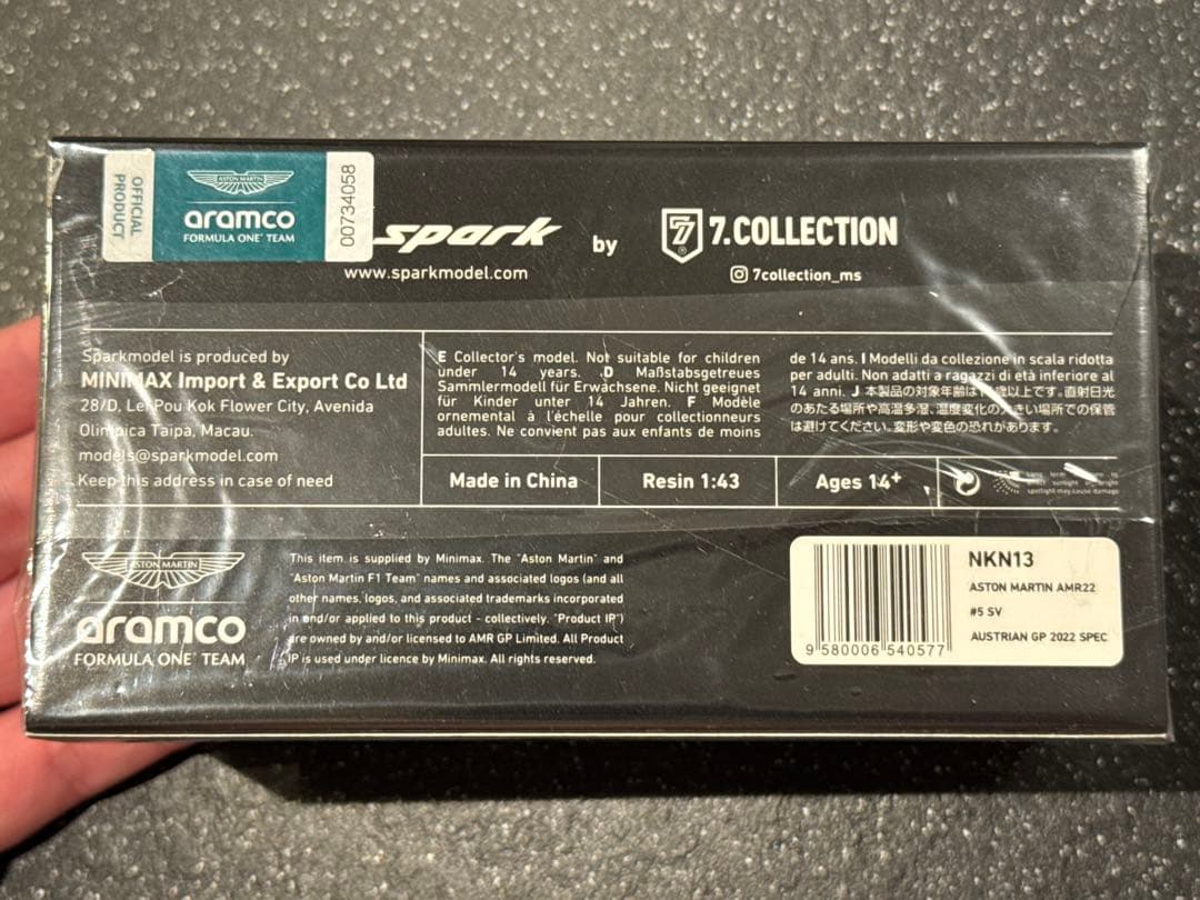 セバスチャン・ベッテル BUZZIN’ CORNERモデル 鈴鹿 AMR22