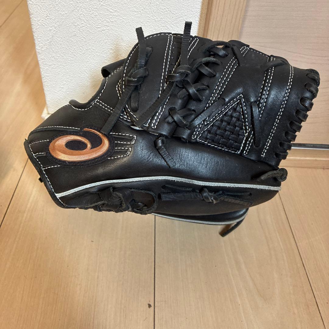 ピッチャー右用　軟式用グローブ 黒 編み込みパターン