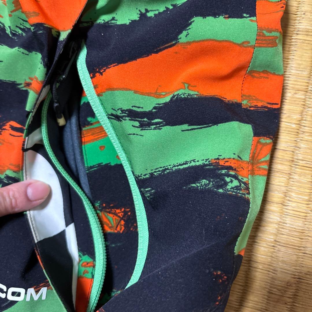 VOLCOM 迷彩柄アウター　スノボ　スノーボード　カモフラ 緑オレンジ