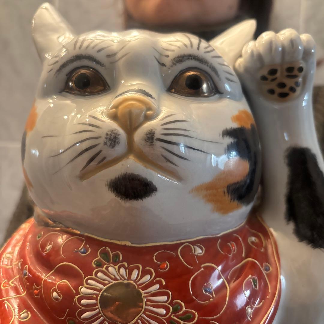 アンティーク九谷焼　金彩の妖艶な瞳やまつ毛、金彩や色彩が芸術的な招き猫