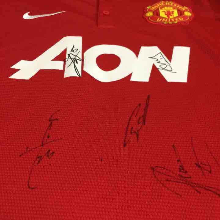 【マンU８選手の直筆サイン入りユニホーム】