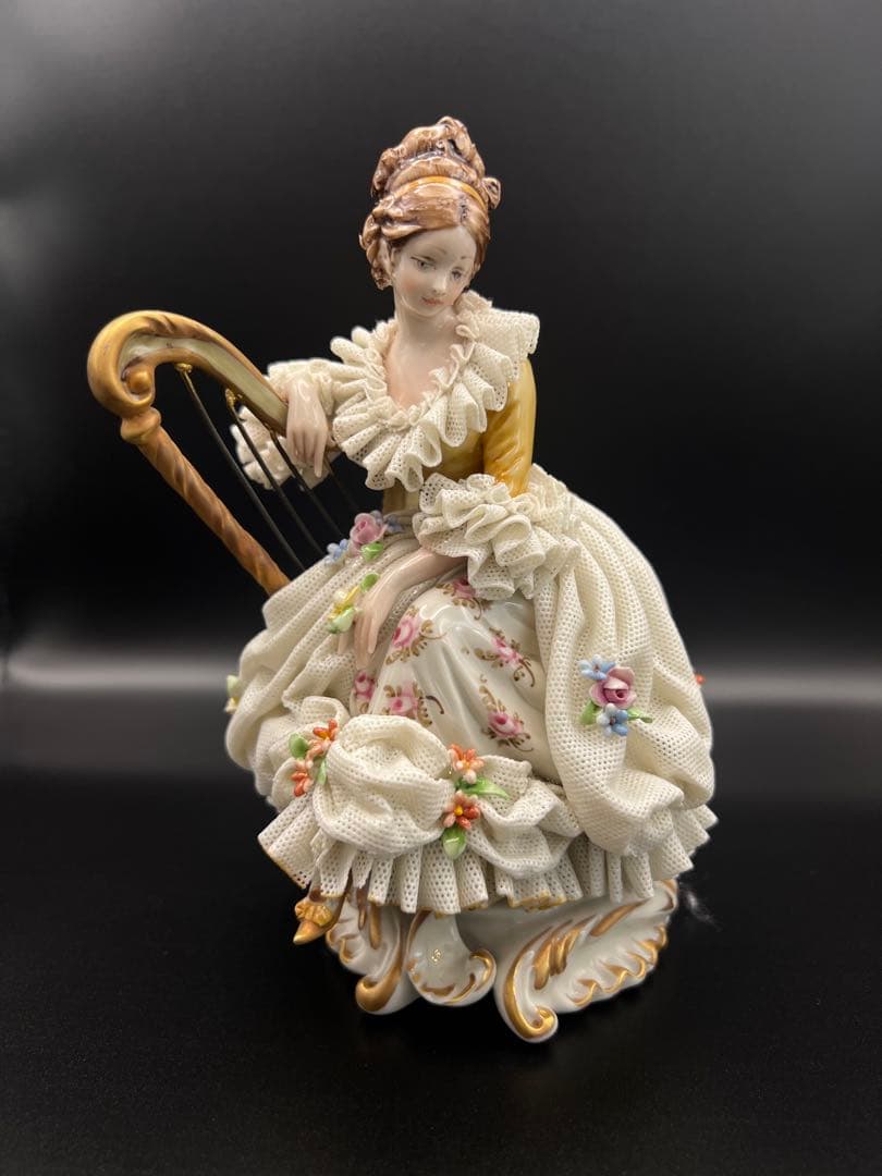 ハープを持つ女性の陶器像