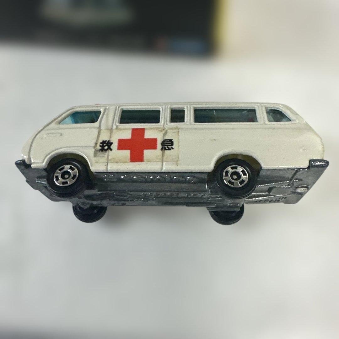 トミカ黒箱No.57ヴィンテージ ハイエースコミューター救急車
