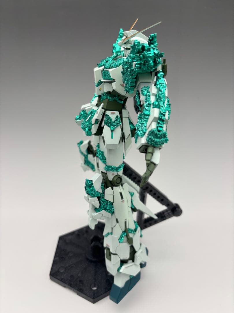 MG 1/100 ユニコーンガンダム(光の結晶体) 塗装完成品