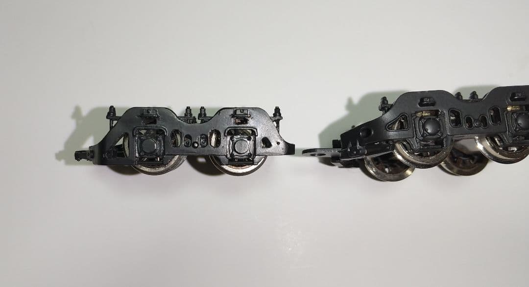 二軸先台車、 従台車 (各二種)、テンダー台車、他パーツ。HOゲージ。