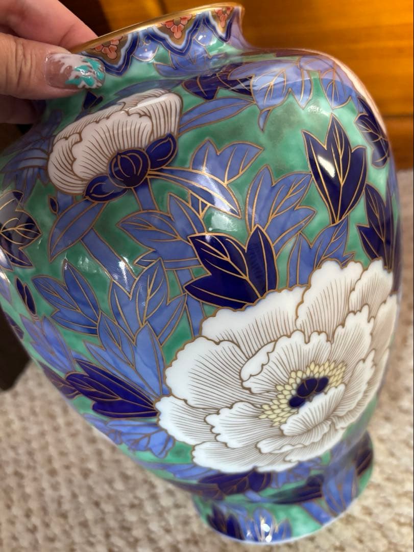 有田焼　深川製磁　青い葉と花の装飾の陶器花瓶　希少