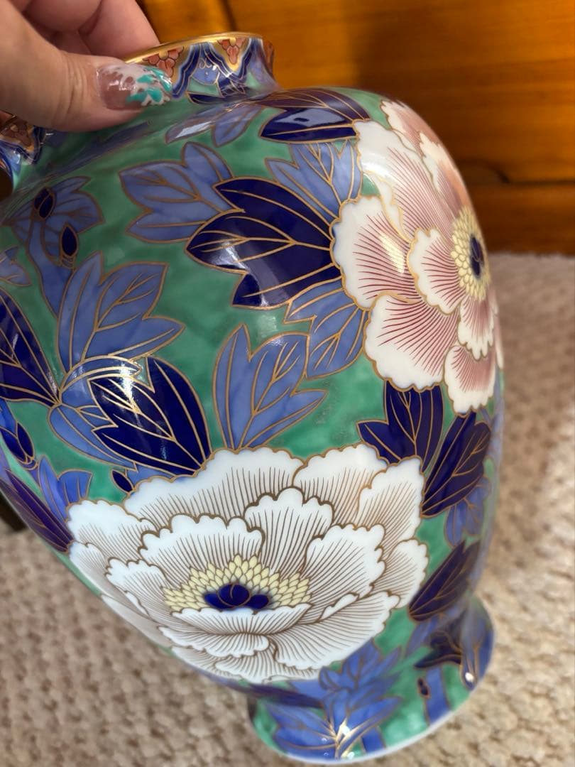 有田焼　深川製磁　青い葉と花の装飾の陶器花瓶　希少