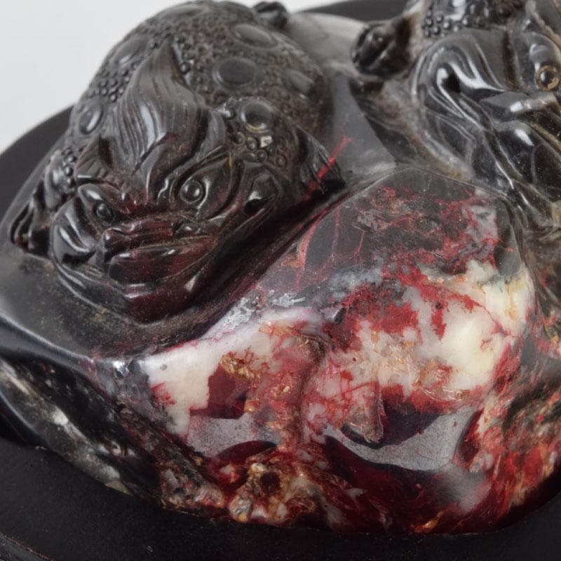 中国　玉石鶏血石彫刻　神獣　置物　唐木台付　C　9211