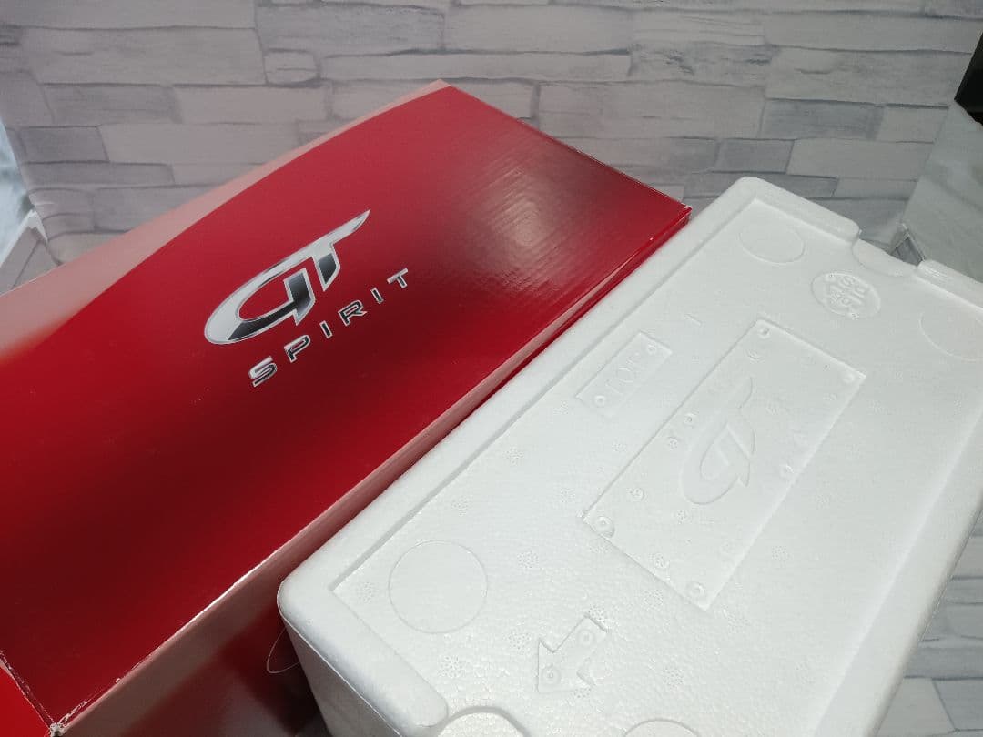 1/18 GTスピリット　ポルシェ　ケイマン　GT4　ホワイト　ミニカー