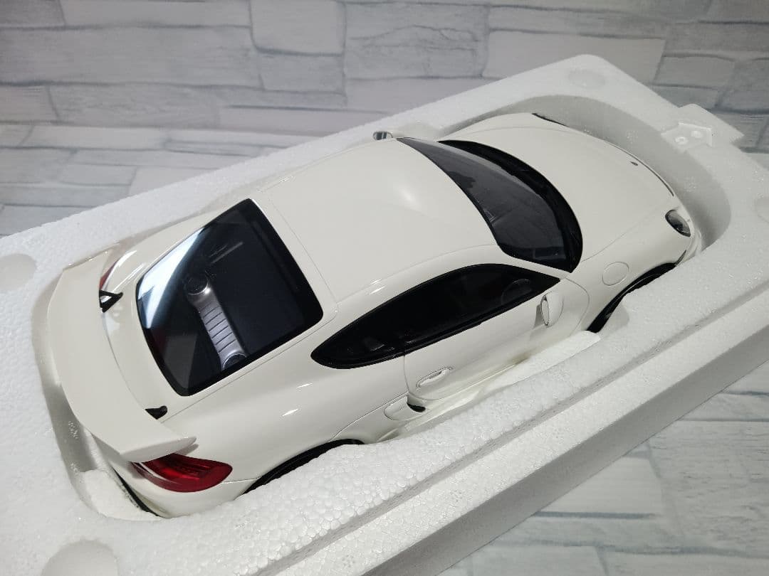 1/18 GTスピリット　ポルシェ　ケイマン　GT4　ホワイト　ミニカー