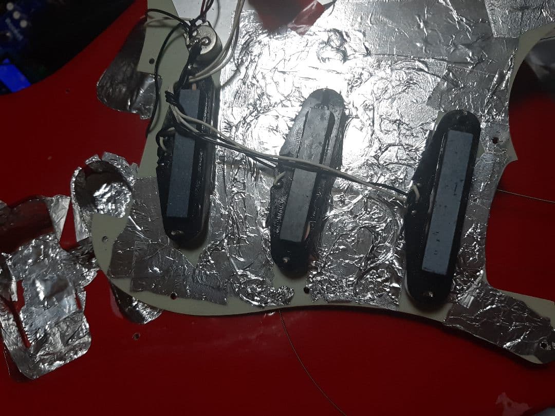 最終値下げ世界に1本ＡＩＹストラトタイプギターSSS赤完全調整済ノイズレス