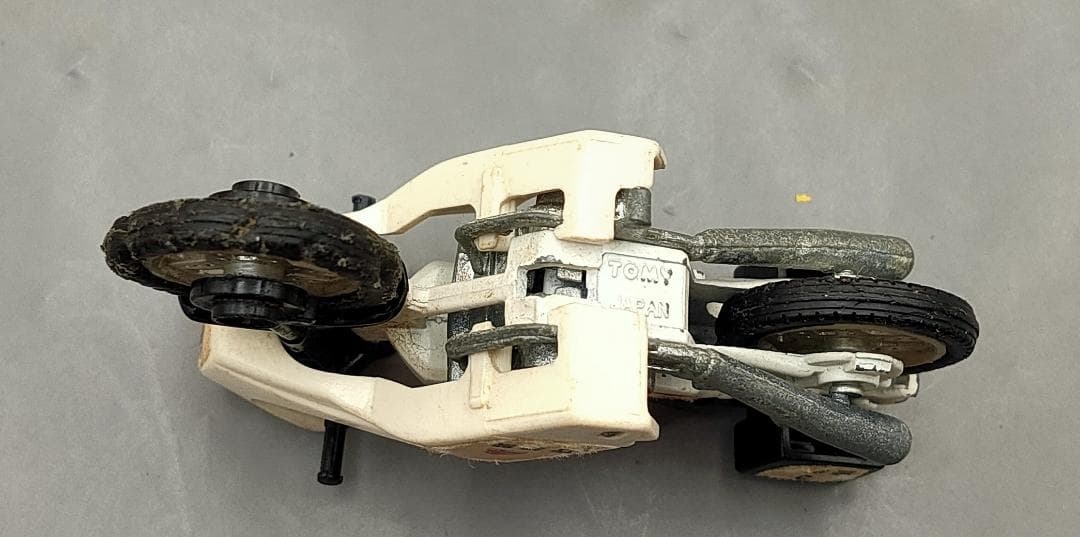 トミカ NO.4 ホンダ　白バイ　ミニカー ダイキャスト トミカ MC0087