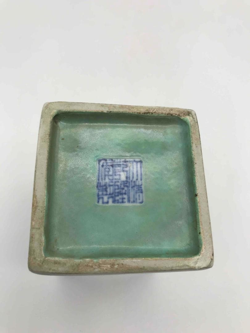 清乾隆時代　【大清乾隆年製】在銘　粉彩琺瑯彩松石緑釉人物文四方筆筒 (F-17)