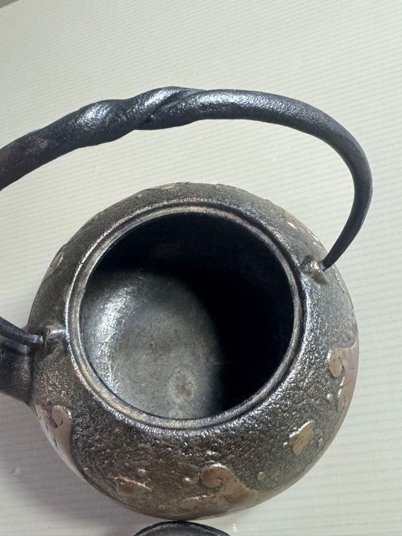 1557 照光堂作 希少砂鉄急須　南部鉄瓶＊波千鳥文　捻り提手 茶器　茶道具骨董