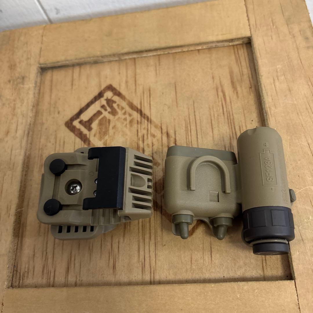 米軍　実物　SUREFIRE HELMET LIGHT HL1-A-TN