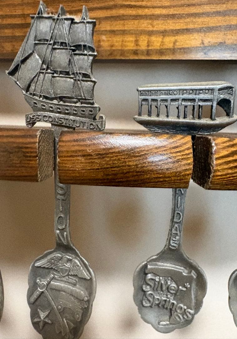 ヴィンテージの ピュータースプーン・コレクション