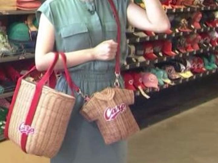 カープ　ラタンユニフォーム型ポシェット　カゴ　籐