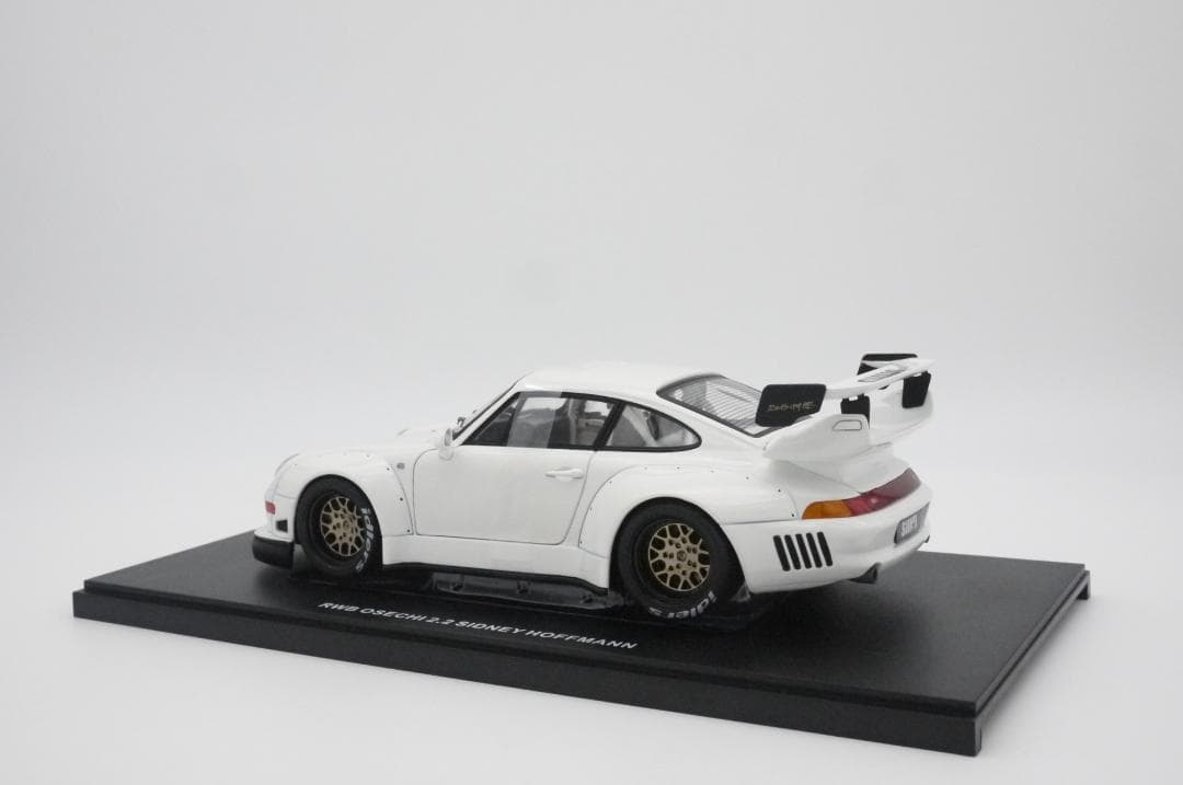 1/18 ポルシェ 911 (993) RWB Rauh-Welt ホワイト