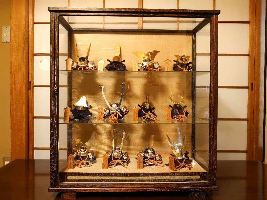 日本の伝統的な兜飾り 12体セット