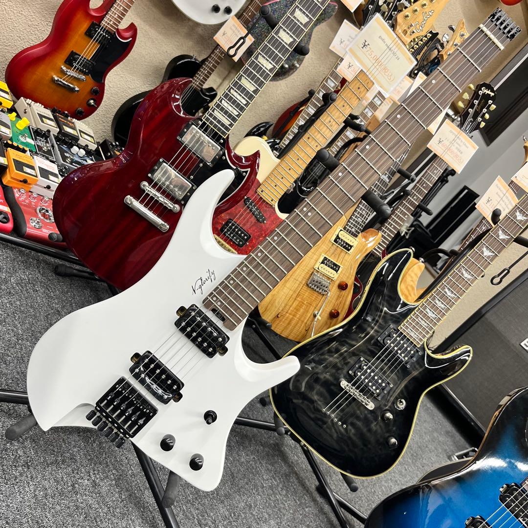 【11258】【新品】ヘッドレスギター 汎用ケース付き ホワイト