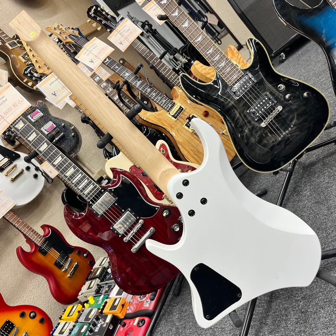 【11258】【新品】ヘッドレスギター 汎用ケース付き ホワイト