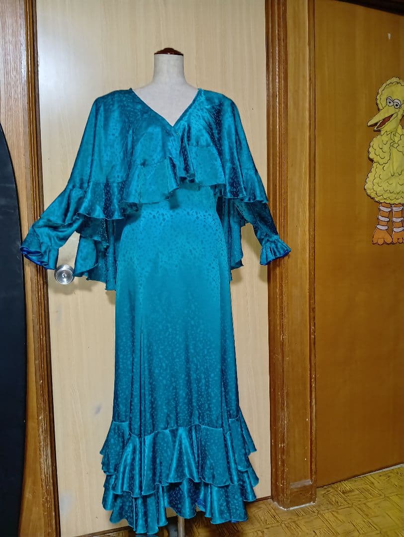 大きめサイズの衣装ワンピース（シルキータッチの光沢あり）ライトグリーン