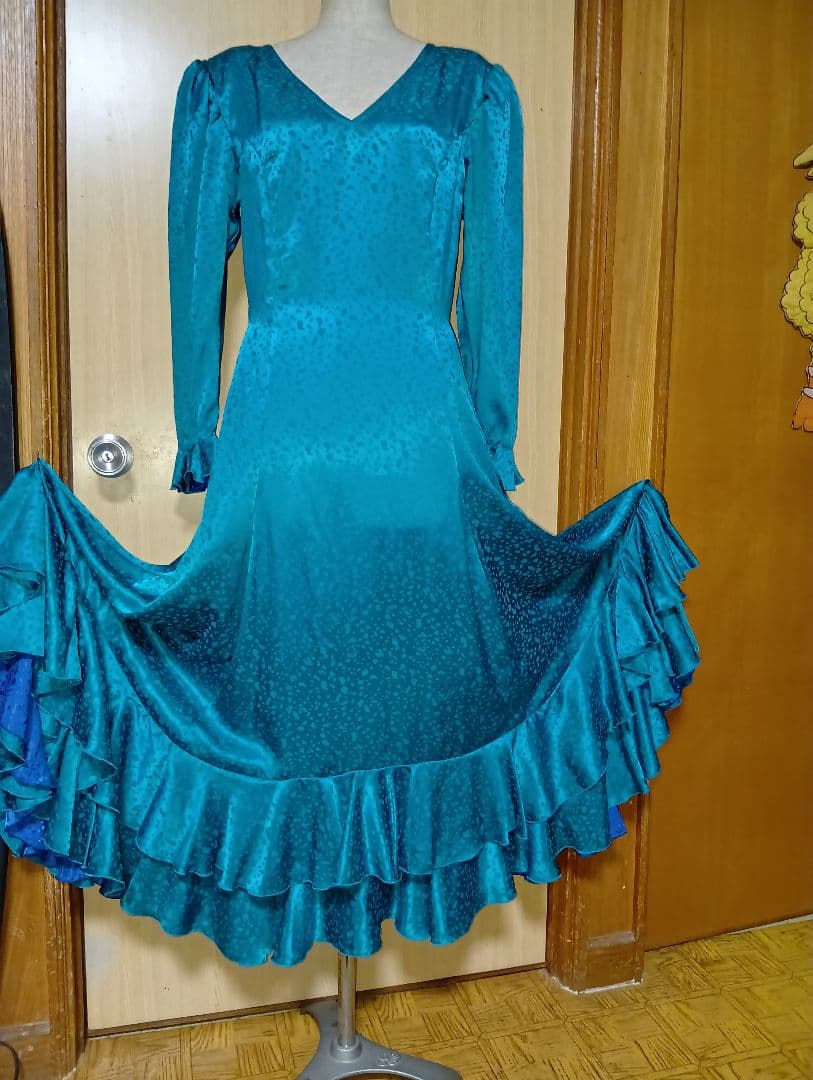 大きめサイズの衣装ワンピース（シルキータッチの光沢あり）ライトグリーン