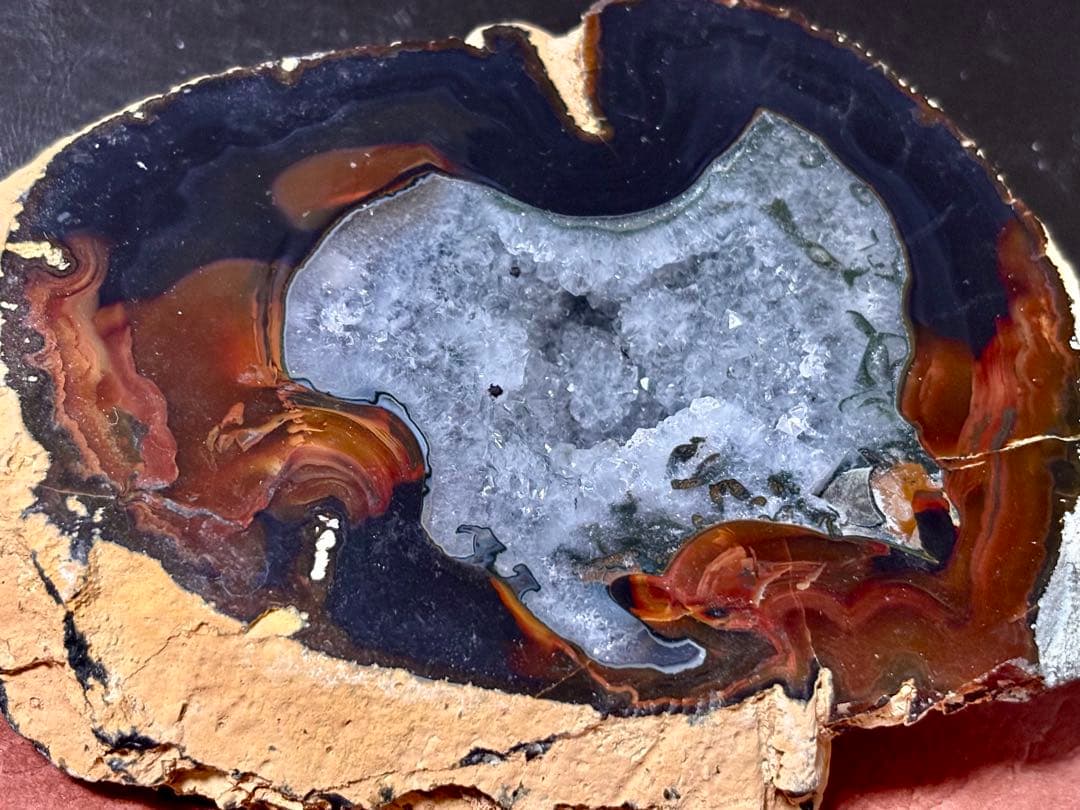 【超希少】天然ブラックオニキスのトレジャーメノウ 龍穴 ジオード アゲート 風水