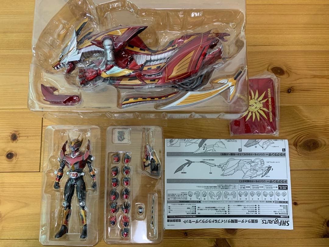 S.H.Figuarts 仮面ライダー　龍騎サバイブ　ナイトサバイブ
