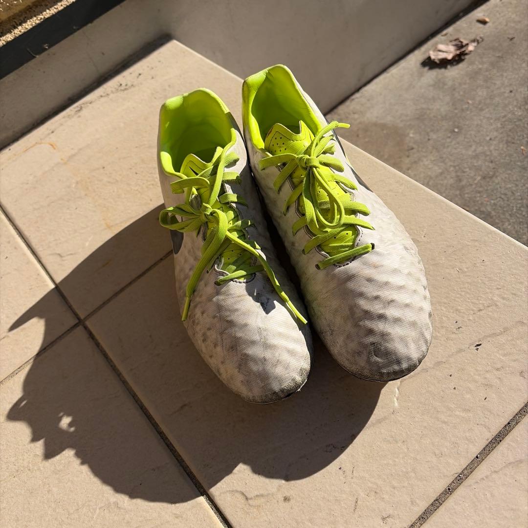 NIKE サッカーシューズ ホワイト/イエロー　マジスタ