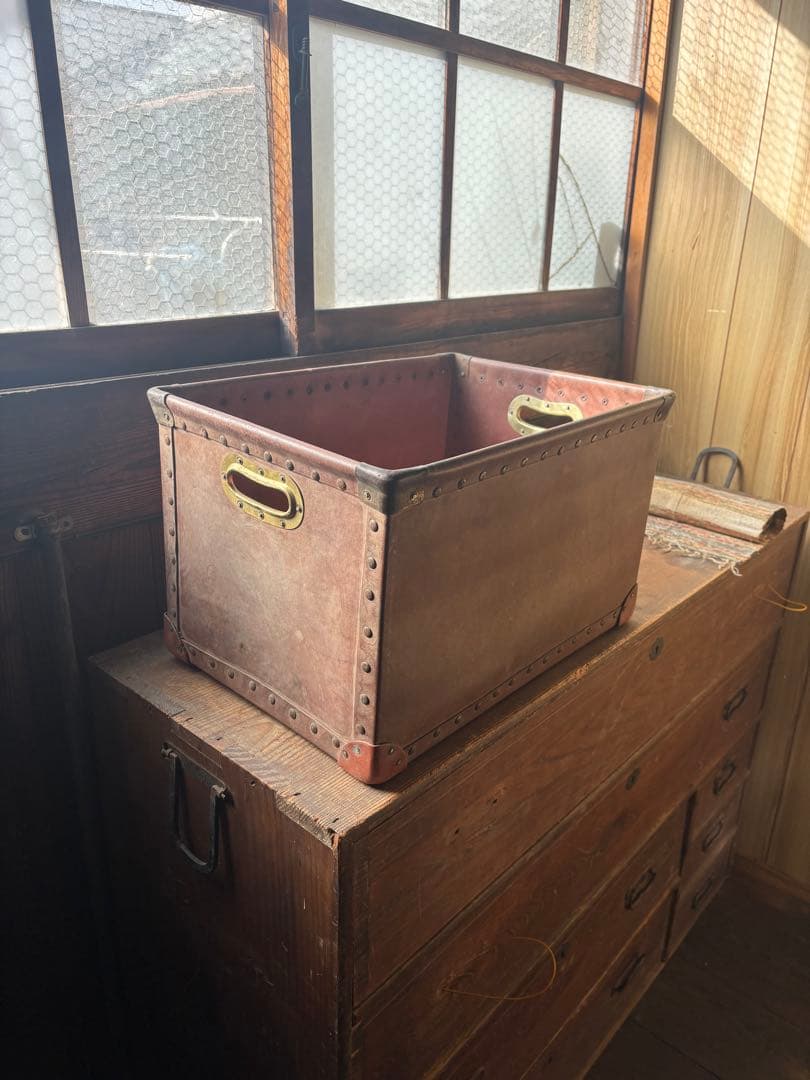 時代物 革ケース 鋲留め 真鍮ハンドル 古道具 収納箱