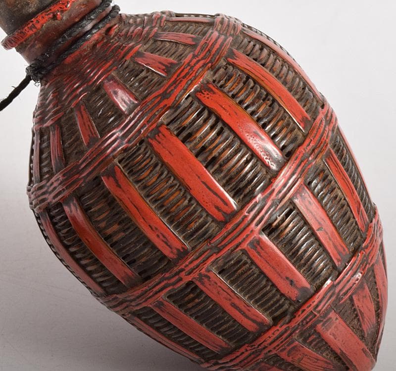 時代提げ物　武具　刀装具　古竹編細工　朱塗根来塗　薬入　火薬入　V　R5002